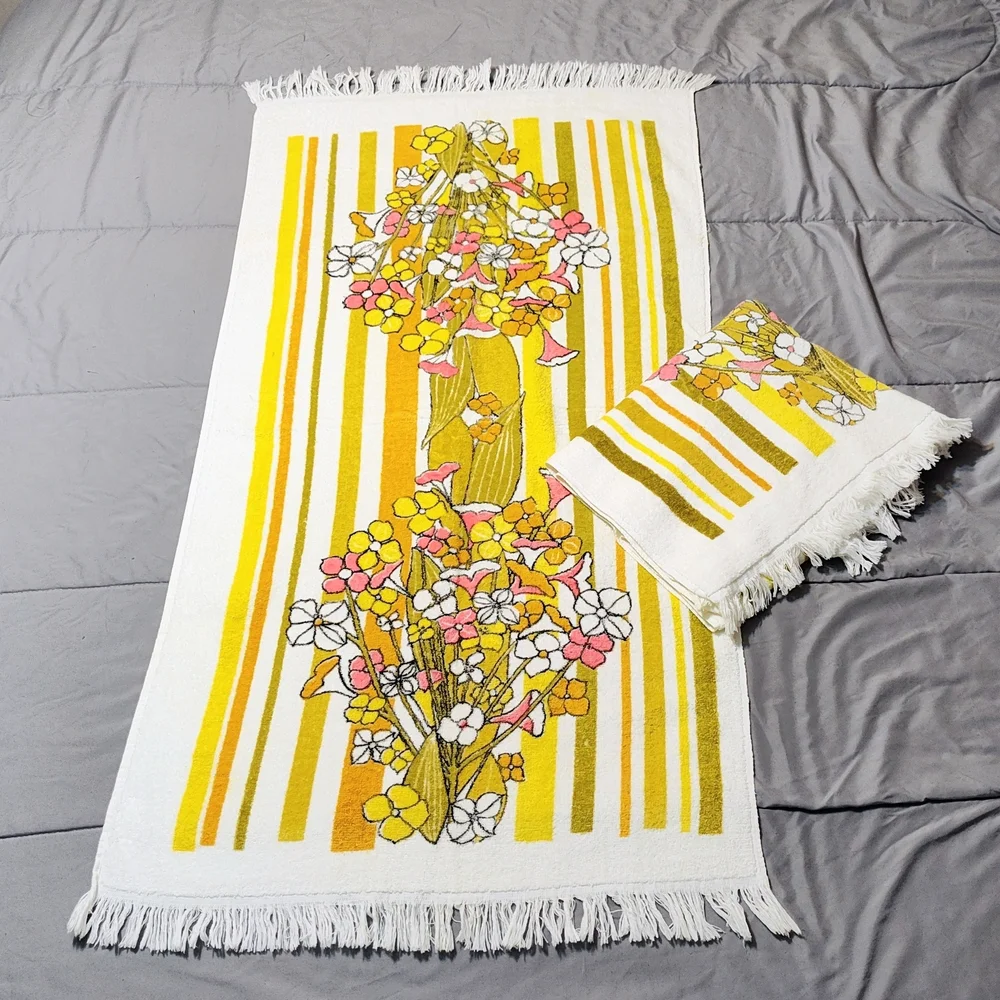 Sears Yellow and White Floral Bath Towels